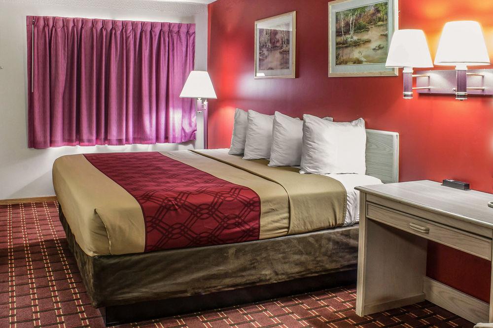 Spencer Inn & Suites Extérieur photo