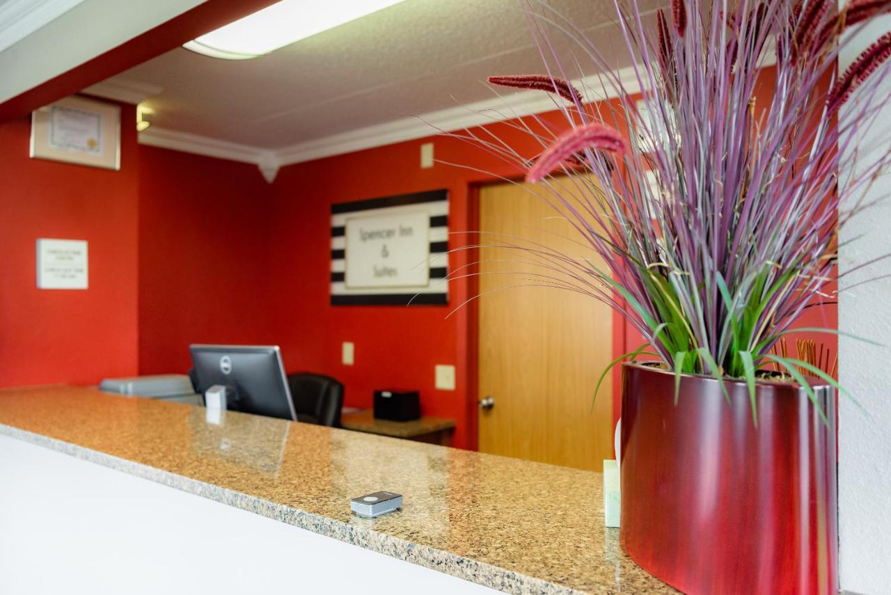 Spencer Inn & Suites Extérieur photo