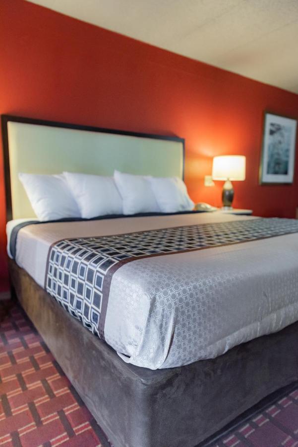 Spencer Inn & Suites Extérieur photo